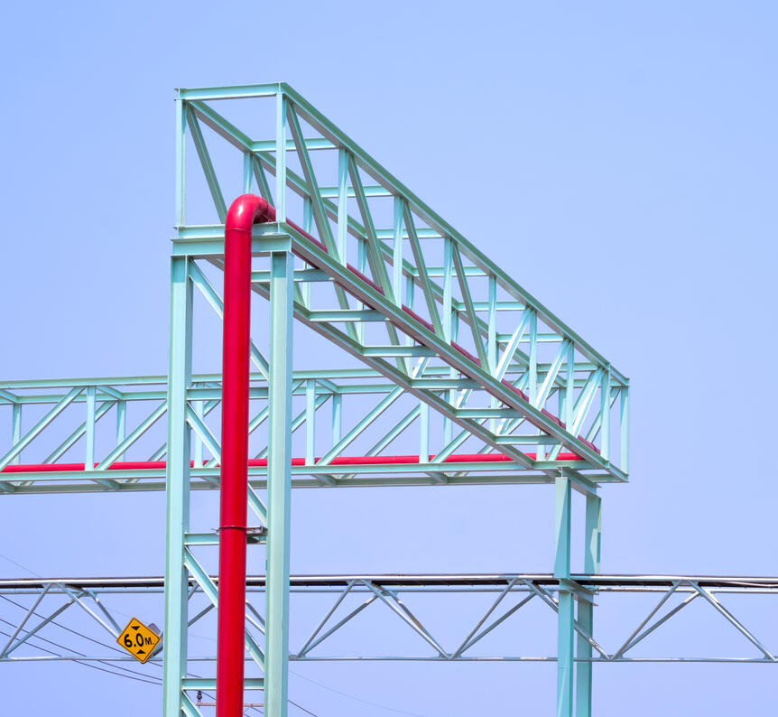 Steel pipe rack and utility truss for overhead process piping and cable trays.